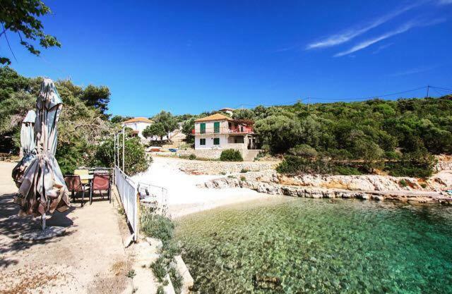 Faros Oasis Apartment Gdinj Exterior photo